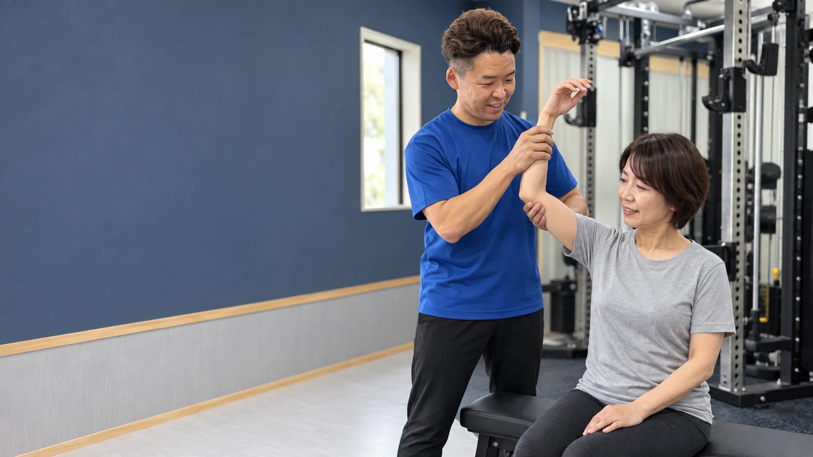本千葉駅前のパーソナルジム SO-TEN FITNESS。トレーナーがお客様の肩まわりの動きを、無理のない範囲で整えている様子